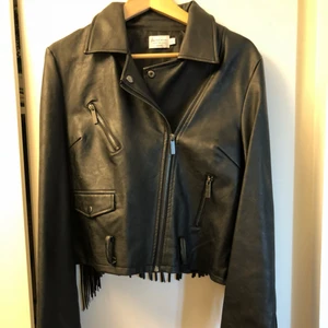  - En skinn jacka med fransar! Använd en gång! Frakt står köparen för!