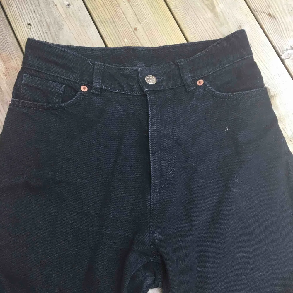 Ett bar svarta högmidjade jeans från monki! Är för små för mig därför jag säljer 😢  Fraktar enbart  Köparen står för frakten  . Jeans & Byxor.