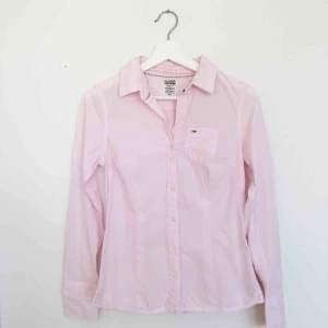  - Rosa randig skjorta från Tommy hilfiger. Mycket fint skick