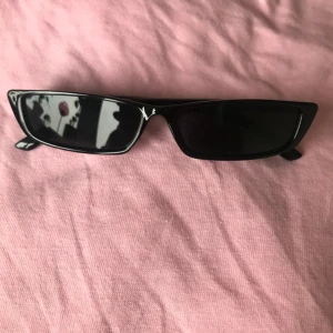  - Så jävla snygga solglasögon som ser identiska ut med Balenciaga men har inte hittat tillfälle att använda dom :(.. 50kr frakten, fodral ingår! 