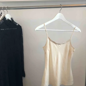  - Linne i ljusrosa från H&M med tunna band. Passar XS-S. Köparen står för frakten.