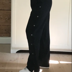  - Popper pants från Monki. Använda en gång, säljes pga för stora; som nya! Storlek S, men jag skulle säga att de också/snarare passar M. Resår i midjan. 🌸
