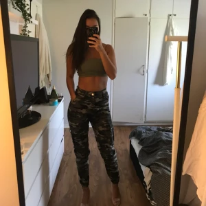  - Helt nya smala camobyxor med högmidja ifrån Madlady. Stl S men passar även dig som är XS. Köparen står för frakten:) (55kr) 