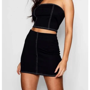  - ENDAST KJOL! Asfint set från Boohoo med vita sömmar. Helt nytt, aldrig användt.(Min framkkamera är trasig därav den dåliga bilden)