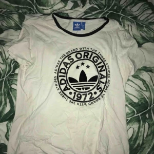  - Säljer denna t-shirten i storlek M 