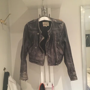  - Skinnjacka från Twist and Tango, köpt på vintagebutik för några år sedan. Lite nopprigt innertyg, därav det låga priset.