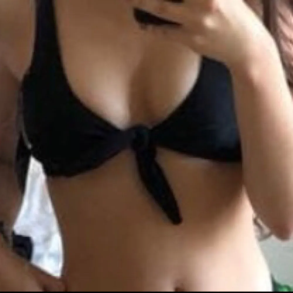 Svart elegant bikini Top med knut från Zaful. Säljes pga att jag beställt fel storlek. Frakt betalas själv om ingen annan överenskommelse. Aldrig använd!. Övrigt.