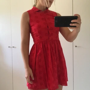  - Sötaste klänningen med brodyr från märket Jack Wills. Perfekt för en varm sommardag. Skulle säga att den passar bäst för en XS, eller en liten S. Knappt använd, så i perfekt skick!