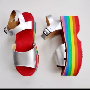  - 💜 Platåsandaler i storlek 38. Knappt använda. Frakt tillkommer eller så kan jag mötas upp i Sthlm 💚