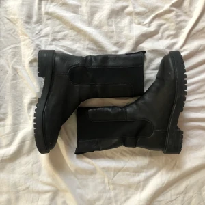 Kängor till hösten🍂 - Snygga kängor i läder som jag tyvärr måste göra mig av med, användes flitigt och är superskönt💕