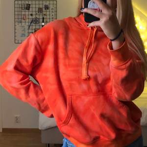 Orange hoodie som jag själv har använt bleknings metod på💕 Använd högst 2 gånger. Möts gärna upp i Stockholm eller så står köparen för frakten 💕