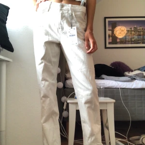 Beige jeans - Oanvända jeans från zara. Nypris 400kr. Strl 36.