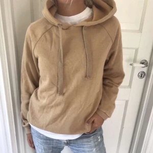 Basic hoodie i beige  - Oanvänd basic hoodie i snygg beige färg, normal i passformen. Köparen står för frakten. Kontakta gärna om du är intresserad!💞
