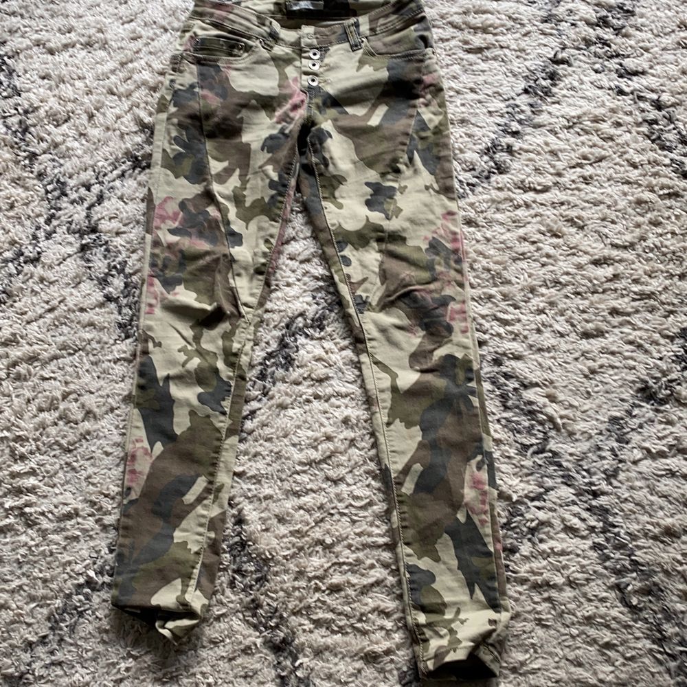 Snygga jeans från place du jour. Army med rosa inslag. Sparsamt använda. . Jeans & Byxor.