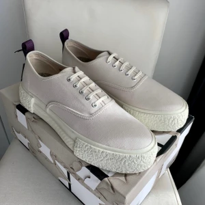 Eytys x H&M - Helt oanvända! Storlek 41, men stora i storleken, mer som en 42a. Samarbete mellan Eytys och H&M. Krämvita i färgen!