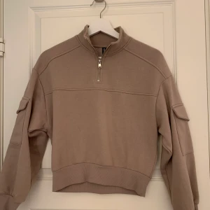 Cool sweatshirt  - Säljer denna coola sweatshirten i beige från HM! Använd 1 gång. Storleken är XS men passar även S. Pris 30kr + frakt! Tvättas och stryks innan frakt💕