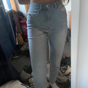 Jeans NAKD - Snygga jeans med den perfekta ljus blå färgen. Modellen mom jeans. Stl 34. Använd en gång.