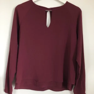 Vinröd topp - Köpt på H&M för två år sedan. Använd 1 gång. Två lager (se bild) och lite öppen i ryggen. 