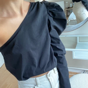One shoulder topp från Gina tricot - Svart One shoulder topp från Gina tricot, använd en gång. 150kr inkl frakt 🥰