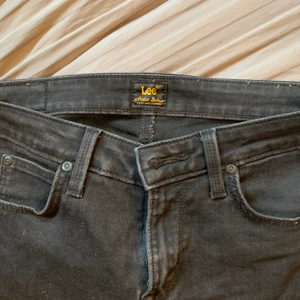 Lee jeans som är ankellånga med dragkedje detalj på sidan av benet modell scarlett cropped. Pris gäller utan frakt!. Jeans & Byxor.