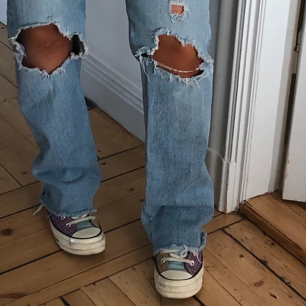 Levis jeans i en rakmodell med hål på knäna. Bra skick eftersom de är sparsamt använda. Är 164cm. Jeans & Byxor.
