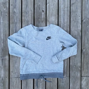 Nike tröja i storlek S - Säljer min gråa Nike tröja med fickor på båda sidorna. Den är i storlek S 