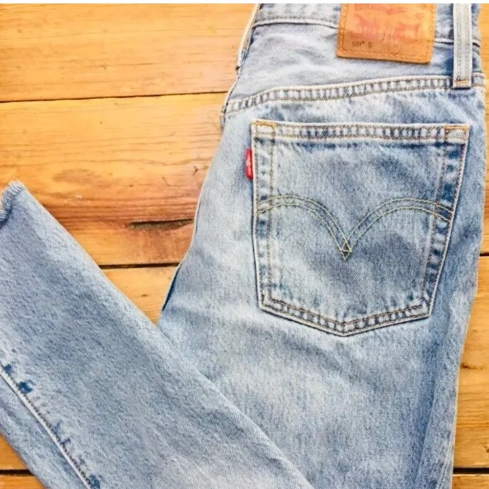 Jätte snygga nästan helt oanvända Levis jeans i modellen 501. Jätte fin ljusblå färg men tyvärr för små för mig... storlek s men lite tajta runt benen så skulle föreslå att de passar bättre på en lite mindre s eller xs . Jeans & Byxor.