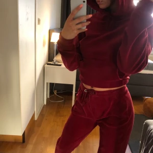 Mjukissett i velour  - Mjukissätt köpt på carlings i vinrött velourmaterial som är sååå mjukt och lent. Säljer då det inte är min färg riktigt. Men riktigt snygg och skön passform. Köpt för 750 kr, säljer för 350. Gott skick. 