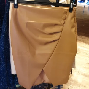 Skinnkjol från NAKD  - Superfin skinnkjol från NAKD, endast använd ett fåtal gånger. Frakt +14kr 