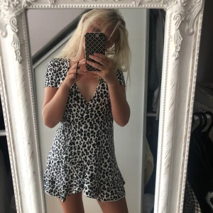 Leopard klänning💕💕 - Super söt och fin klänning i storlek S, säljs då den inte kommer till användning 💕💕