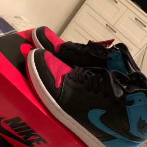 Jordan 1 - Unc to Chi - Säljer mina fina fina Jordan 1 High köpta från Sneakershyllan för 2499kr och nu är dem slutsålda . Strl 39 men passar 40. Dem är tyvärr för stora för mig så jag är tvungen att sälja dem. Har använt dem 2 gånger därav har de creasat där framme. Kvitto och lådan ingår. Högsta bud 2850kr. 