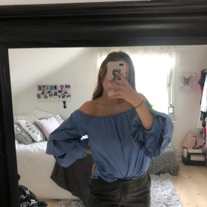 Blå top från zara - Fin elegant top från zara med ett smått randigt mönster, väldigt coola armar! Inte använd så ofta och därför i väldigt bra skick! Köparen står för frakt💋💋