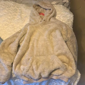 Teddy Hoodie - Säljer denhär jättesnygga Teddy hoodin från Cubus. Denna är slutsåld! Den är så mjuk och härlig och använt ett fåtal gånger 