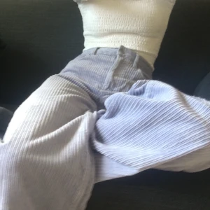 Manchesterbyxor lavendelfärgade  - Widelegged manchesterbyxor från Weekday i lavendelfärg. Strl 36 (xs/s). Bra skick. Priset kan sänkas vid snabb affär :)