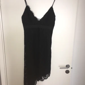 NAKD Mini lace dress  - säljer nu min helt oanvända klänning från NAKD som har lappar och allting kvar. den är snedskuren nedtill, och har dragkedja på sidan.