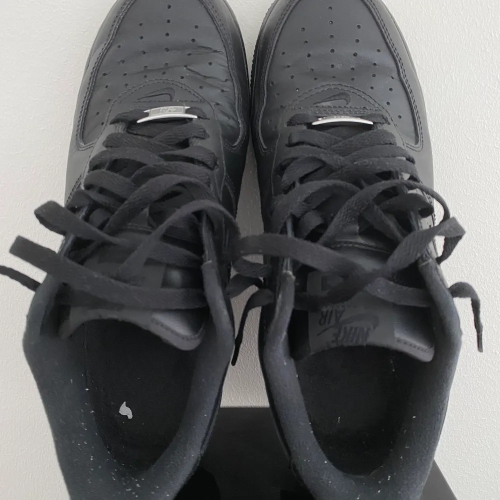 Supreme x Nike AF1 i svart, storlek 42. Använda ett fåtal gånger men har ändå lite scuffs. Bra skick annars!. Skor.