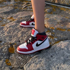 Jordans NIKE - Röda jordans mid i storlek 38,5. Använda typ 3 gånger. Säljer då jag har ett par andra. Köparen står för frakten!