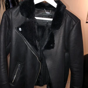 Mocka jacka  - Snygg svart höst jacka! Fejk mocka, från märket mohito😍 fodrad och varm till vintern. Frakt 63kr