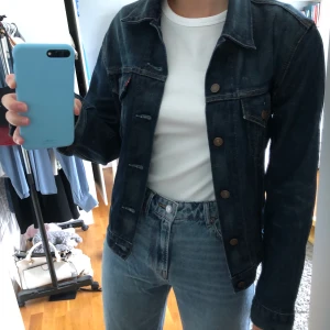 Levis jeansjacka i M - Riktigt trevlig vintage inspirerad jeans jacka! I perfekt skick dessutom 💖Kan skicka och mötas upp i Borås! 