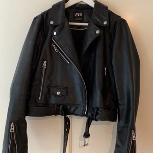 Skinnjacka från Zara - Skinnjacka från Zara i storlek XL men är väldigt liten i storlek så skulle säga att den är en M!! Väldigt bra skick inga defekter!!✨