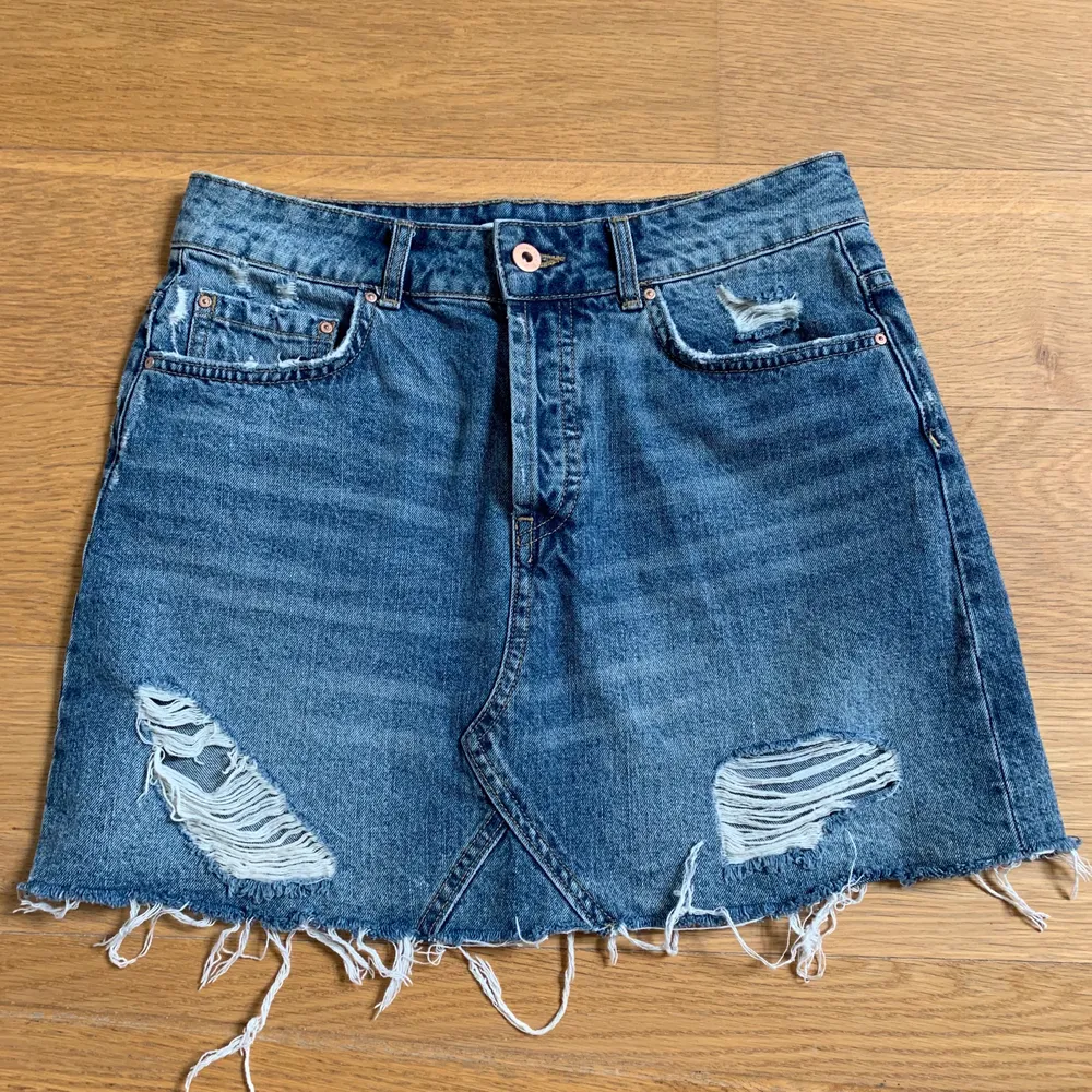 Skit snygg jeanskjol från ZARA i storlek S. Säljer pga att den är lite för liten för mig! 150kr + frakt. Kjolar.