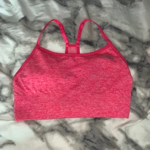 Sport BH - Sport-bh från ICIW  Queen Mesh Sports Bra Pink Melange. Storlek L. Använd endast 1 gång (Tvättat efter användning) Säljes pga att den ej passade min kroppsform.  Orginal pris 329kr Jag säljer den för 150kr + frakt <3