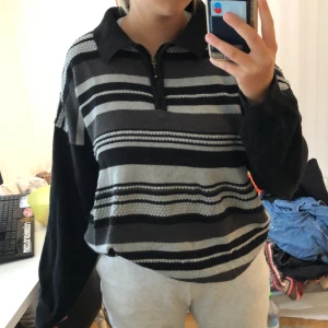 typ stickad tröja med dragkedja och krage - använd ett fåtal gånger, mysig och perfekt oversized. Jag har vanligtvis M, men den här sitter ändå bra o man gillar lite mer baggt kläder. Säljer pga garderobsutränsning. Du som köpare står för frakt! Om du har möjlighet kan du hämta, ev mötas upp