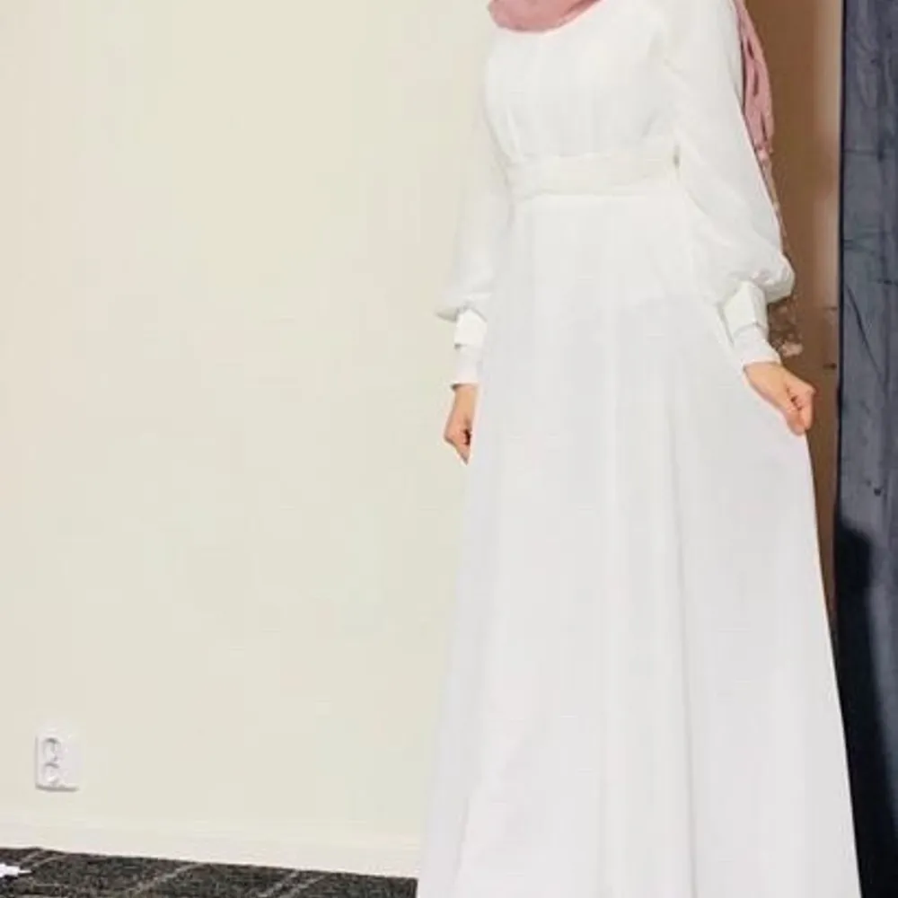Lång vit klänning, väldigt fin och har fantastiska detaljer. använd endast 2 timmar. . Klänningar.