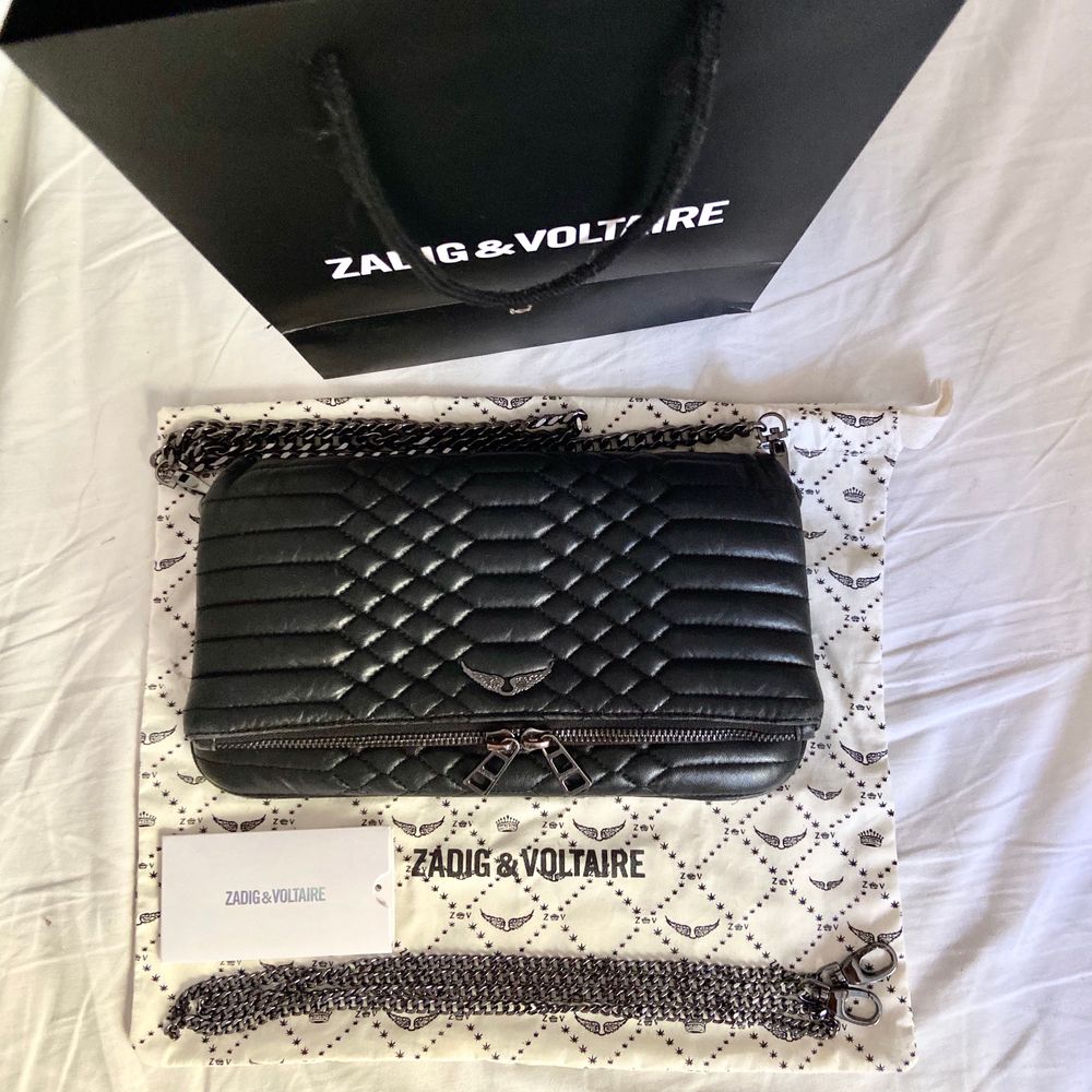 Säljer min supersnygga Zadigväska i modellen ”Rock Matelasse Bag” som är köpt förra sommaren på Zadigbutiken för ca 4000kr. Kedjan på väskan är lite rostig (se sista bilden) annars är allt annat i ett mycket fint skick. Dustbag, längre kedja och påse skickas med om så önskas. Kan tänka mig att byta mot en annan Zadig eller en Maje väska. 💕💕 Fraktar eller möts upp på gröna linjen! BUDA! . Väskor.