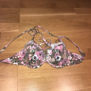 Blommig bikiniöverdel  - Fin blommig bikini överdel från hm💕 använd endast en gång, säljer pågrund av att jag aldrig använder den💕 knyter baktill och runt halsen