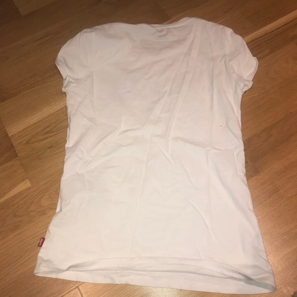 En populär vit Levis T-shirt, som är använd ett fåtal gånger💕 säljer pågrund av för liten. T-shirts.