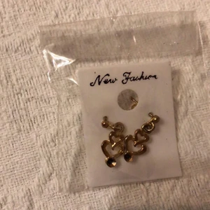 Örhängen med hjärtan  - Örhängen i fint skick, osäker om det nickelfria. Är 2 cm Aldrig använda. Betalning sker via swish innan postning  och skicka även kort . ☺️frakt 13kr Jag är inte intresserad av byte.
