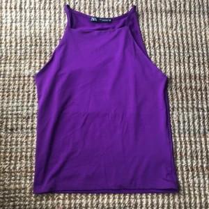 Lila linne! - Lila linne som är iprinsip oanvänt! Köpt på zara! Det är en storlek M men skulle säga att den är mer som en S, materialet är väldigt skönt o stretchigt