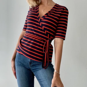 Randig wraptopp - En mjuk och behaglig wraptopp från märket Selected Femmes 2019 kollektion. Supersnyggt till både hög och lågmidjade jeans. (Köparen står för frakt)